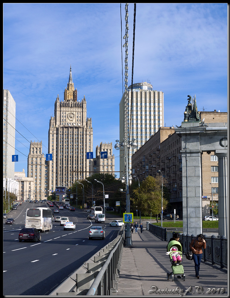 photo "View of the Foreign Ministry of Borodino bridge. The modern version." tags: architecture, landscape, city, Europe, building, people, road, summer, tower