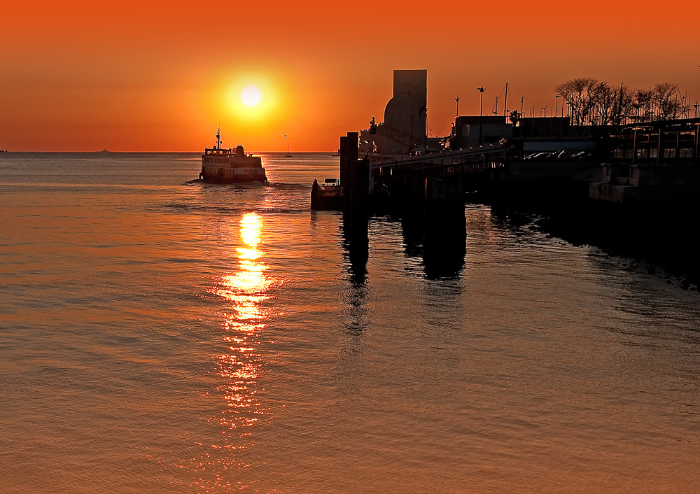 photo "Ferry" tags: landscape, travel, nature, Lisbon, coast, harbour, navigation, portugal, sailing, sunset, water