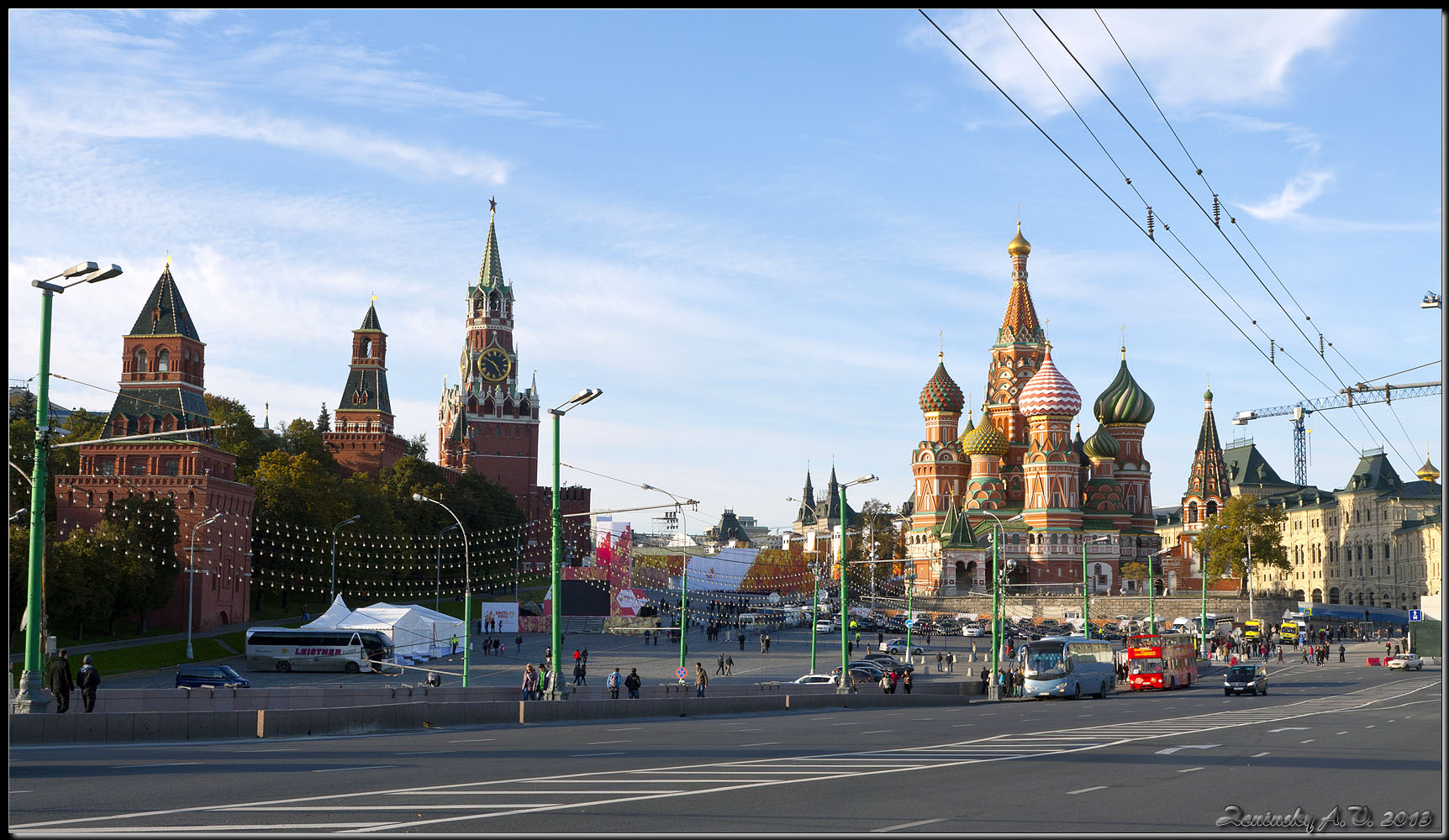 photo "Vasilyevsky Spusk" tags: architecture, landscape, city, Europe, building, people, road, summer, temple, tower