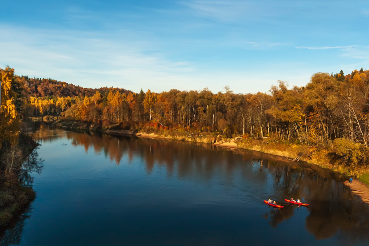 photo "На реке Гауя..." tags: landscape, nature, reporting, autumn, reflections, sky, water, деревья