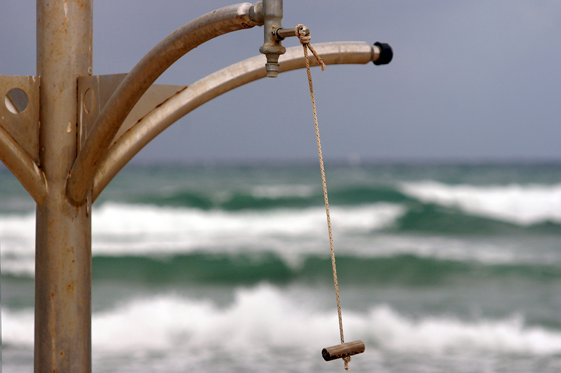 Beach showers. Душевые на пляже.