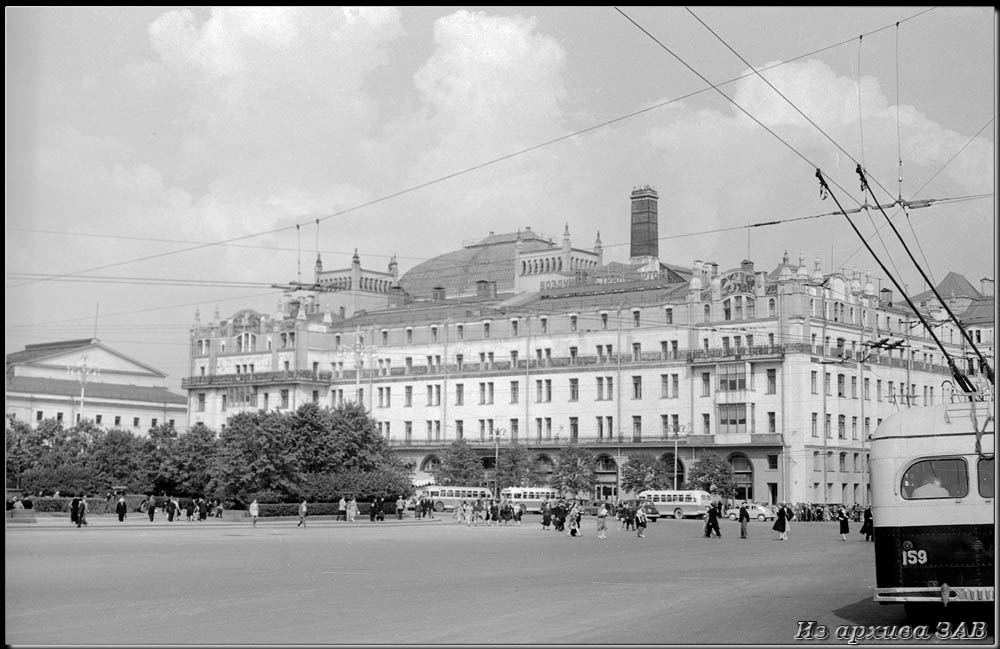 photo "Hotel Metropol" tags: architecture, black&white, landscape, Europe, building, people, road, summer, Москва 50-ых