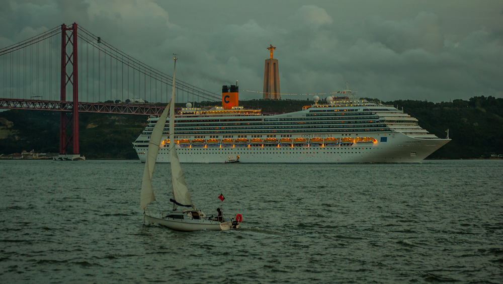 photo "Bon Voyage" tags: travel, landscape, panoramic, Europe, Lisbon, boat, harbour, navigation, night, portugal, sunset