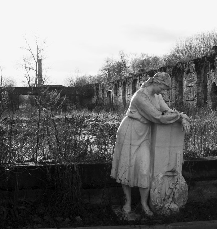 photo "Crying for a desolation" tags: landscape, architecture, black&white, Павловск, развалины, скульптура, статуя, стены