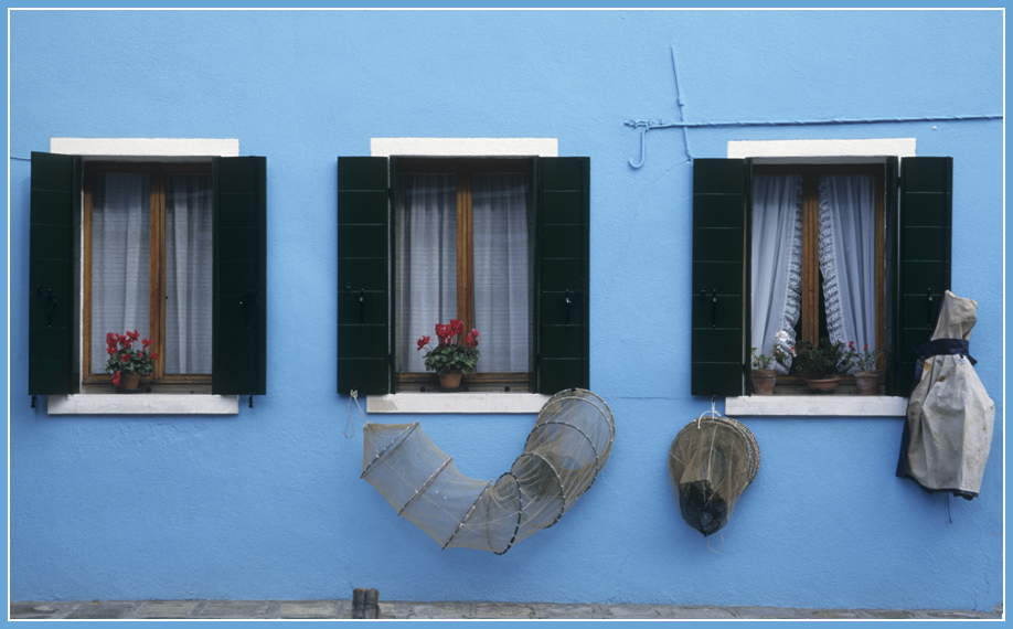 фото "tre finestre a Burano" метки: архитектура, город, путешествия, Burano, Venezia, windows, Венеция