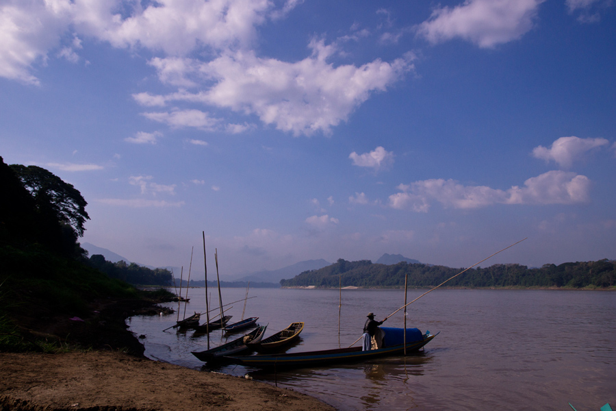photo "Fisher" tags: travel, landscape, Asia, man, river
