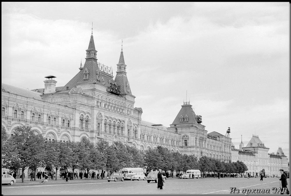 photo "GUM. Red Square. In 50th" tags: architecture, landscape, black&white, Europe, building, people, road, summer, Москва 50-ых