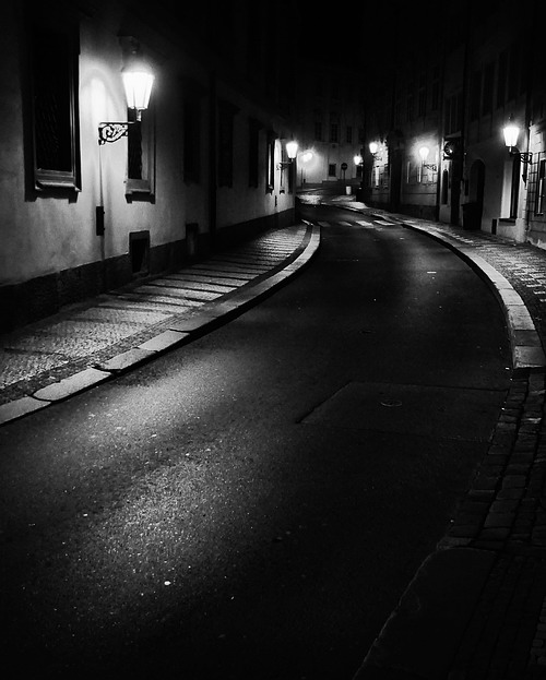 photo "Hочные фонари и улица" tags: black&white, Prag, Prague, Praha