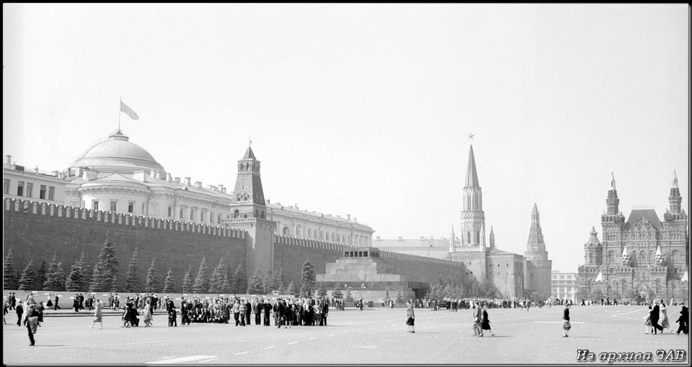 фото "Красная площадь в 50-ых." метки: архитектура, пейзаж, черно-белые, Европа, Москва 50-ых, башня, дорога, здание, лето, люди