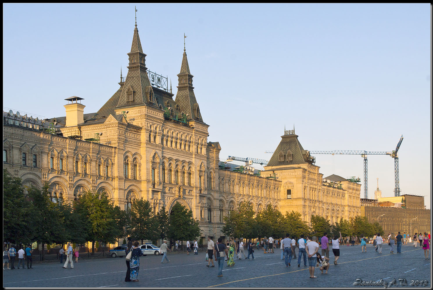 photo "GUM. Red Square. ... at sunset ..." tags: architecture, landscape, city, Europe, building, people, summer