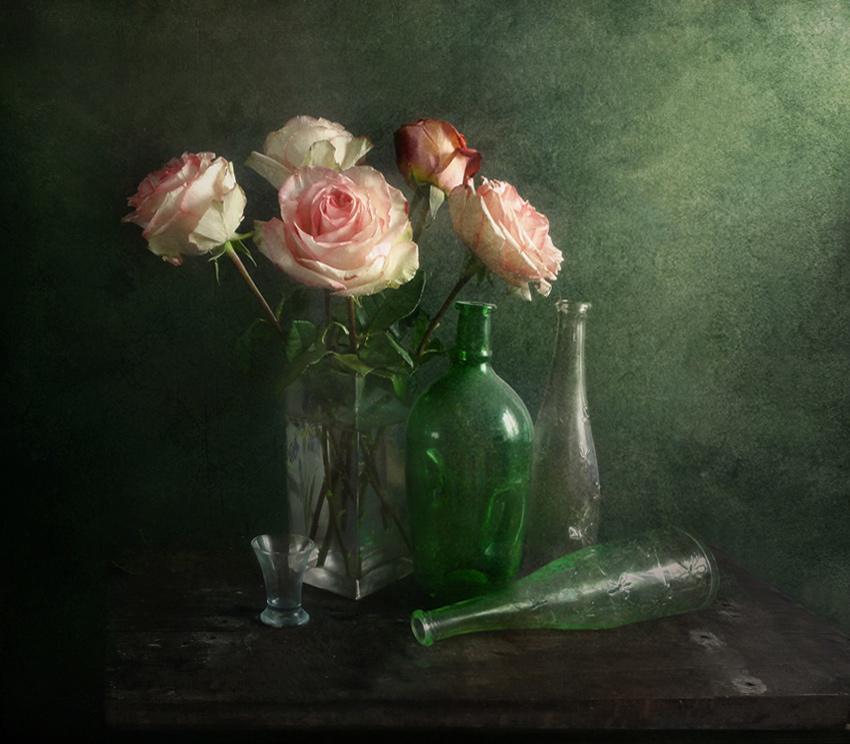 фото "Розы и декоративные бутылки" метки: натюрморт, бутылки, розы