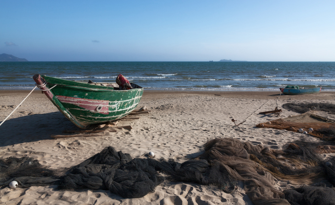 photo "***" tags: landscape, boats, coast, sea, Китай, кораблик, песок, сети