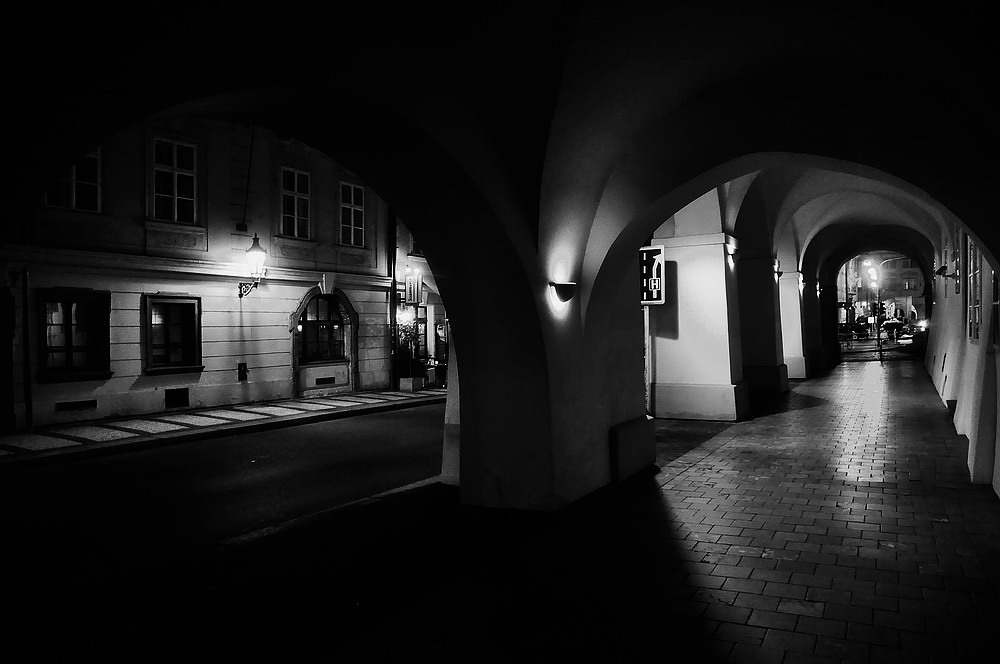 photo "Hочная улица и аркада" tags: black&white, Prag, Prague, Praha