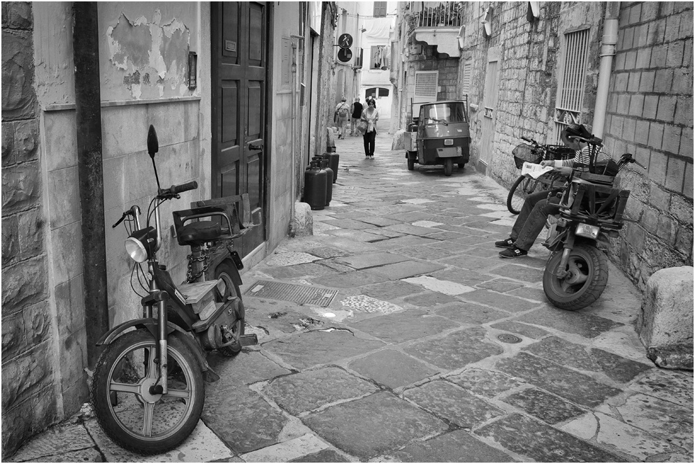 photo "***" tags: street, black&white, city, Europe