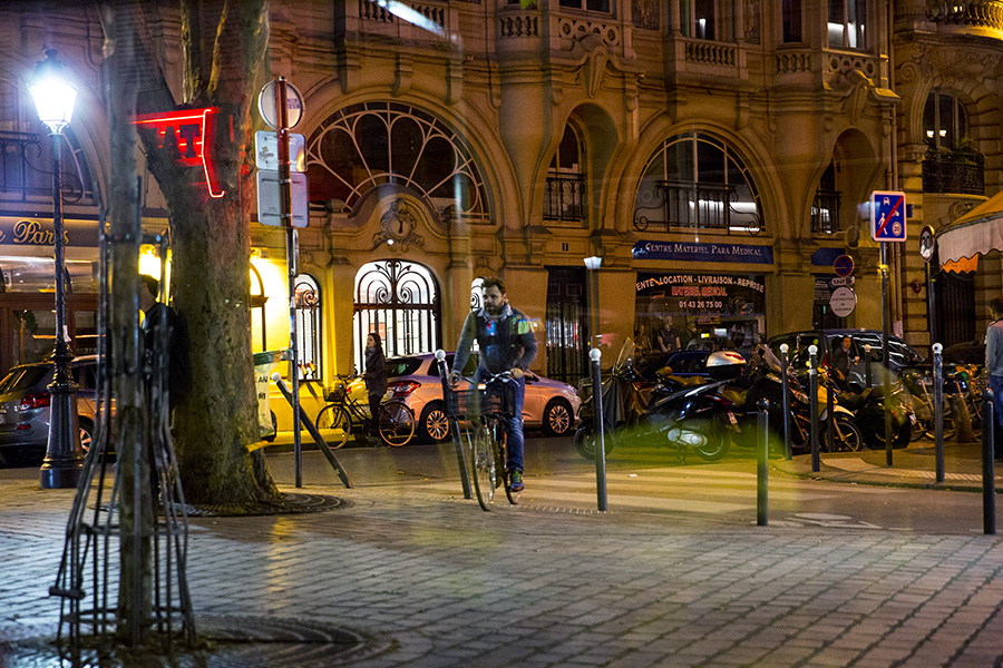 photo "The fantome" tags: street, city, travel, Paris, bike, center, light, lightening, night, paris by night