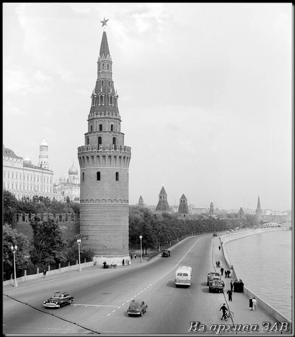photo "The Vodovzvodnaya - or Water - Tower" tags: architecture, landscape, black&white, Europe, building, people, road, summer, tower, water, Москва 50-ых, Набережная