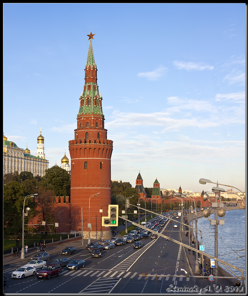 photo "The Vodovzvodnaya - or Water - Tower. The modern version." tags: architecture, landscape, city, Europe, building, people, road, summer, temple, tower, water, Набережная