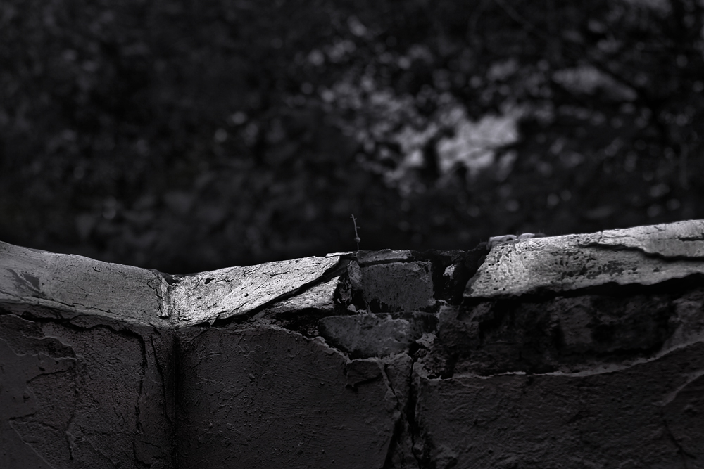 фото "Shadows of the wall" метки: черно-белые, абстракция, 