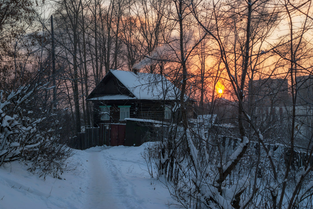 photo "***" tags: landscape, snow, sunset, деревья, дым, избушка