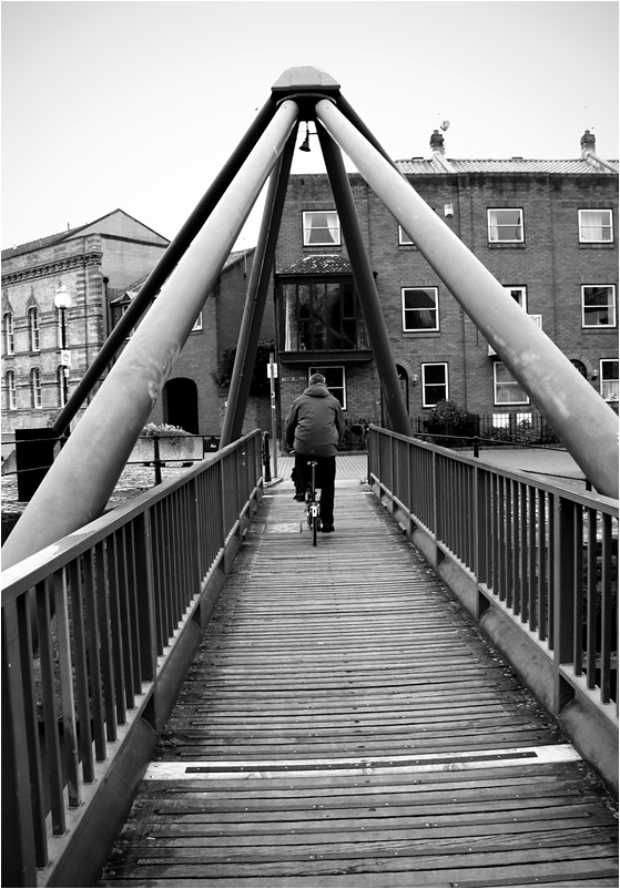 photo "***" tags: street, black&white, bridge, man, велосипед