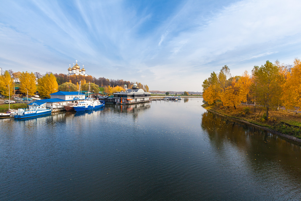 photo "Autumn Yaroslavl" tags: landscape, city, Russia, Yaroslavl, autumn, river, Которосль, Набережная, жёлтый, листва, листопад