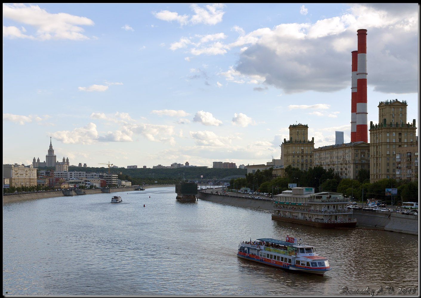 фото "На Москва-реке" метки: пейзаж, архитектура, город, Европа, Набережная, башня, вода, дорога, здание, лето, облака