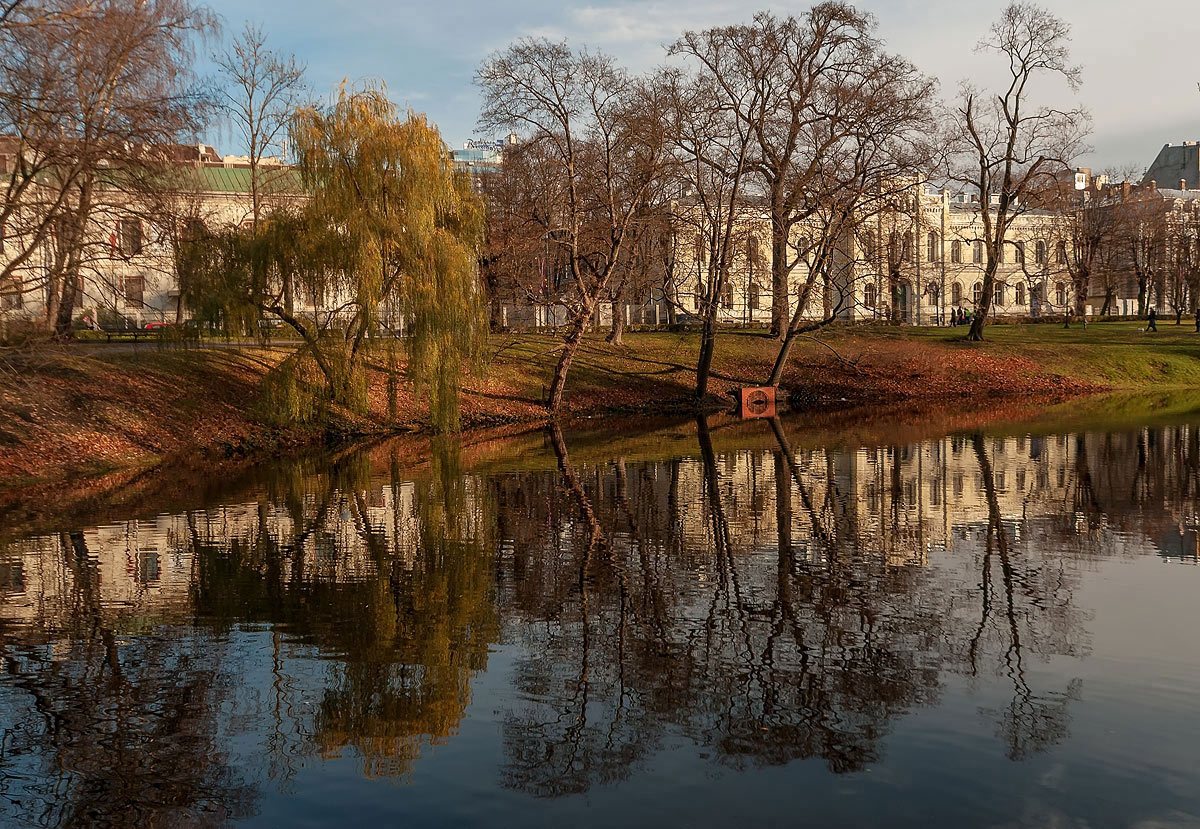 photo "***" tags: landscape, city, autumn, building, clouds, sky, water, деревья