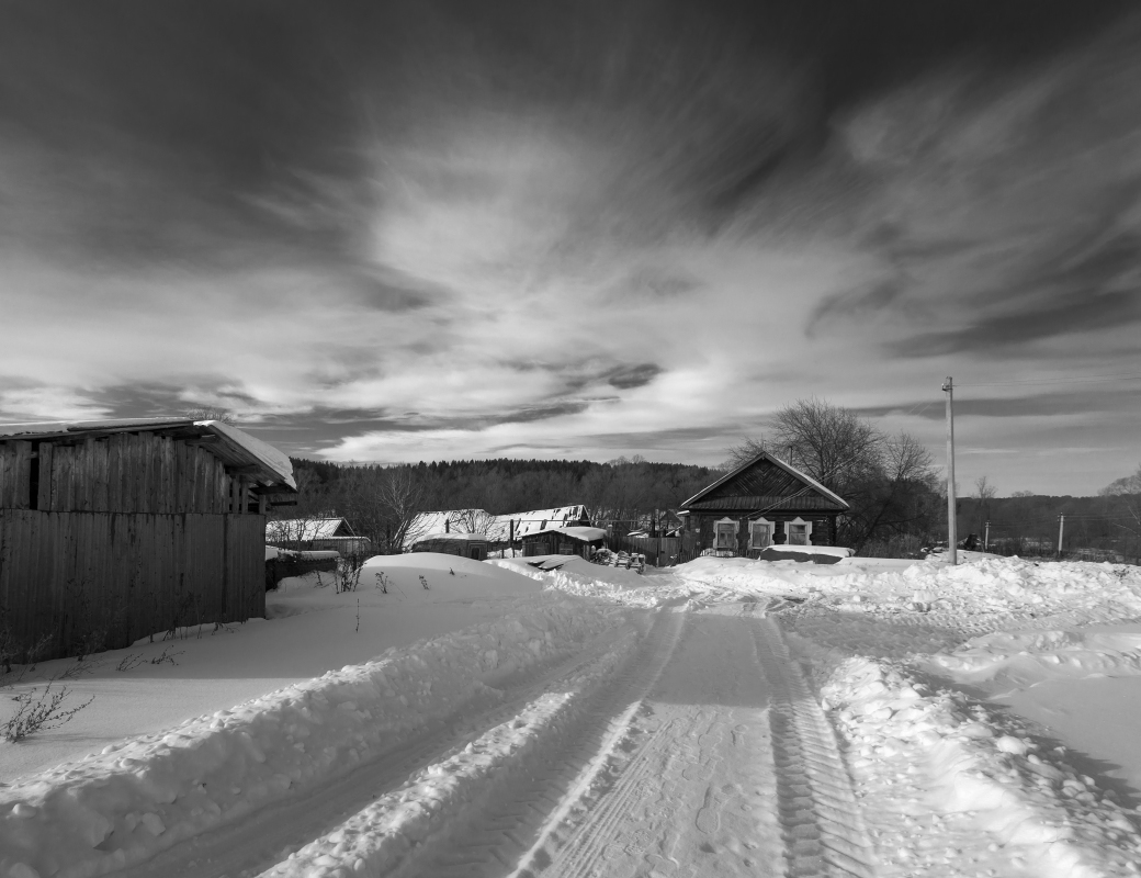 photo "***" tags: landscape, black&white, clouds, forest, road, snow, winter, деревня, избушка, колея