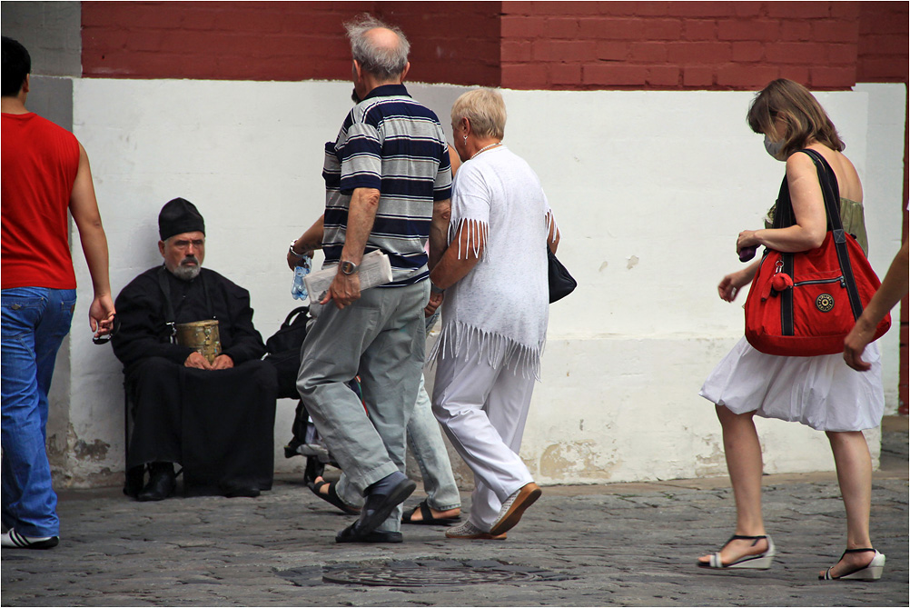 photo "***" tags: street, people