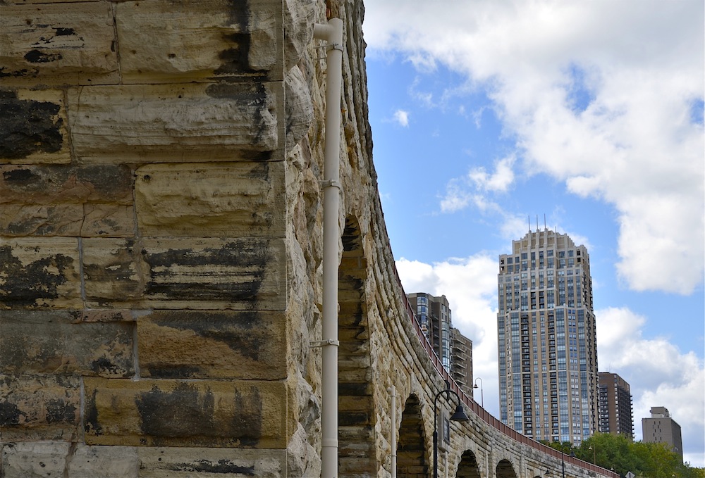 photo "Bridge Into Town" tags: architecture, 