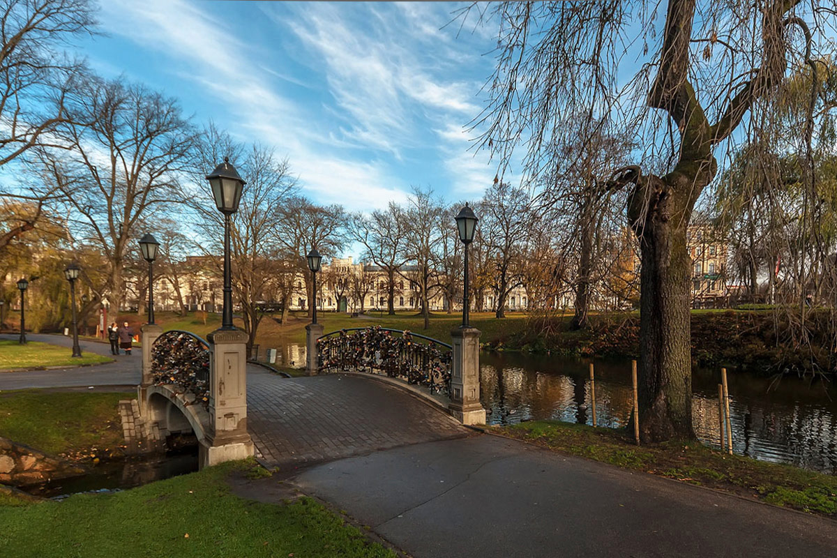 photo "***" tags: landscape, city, autumn, clouds, sky, water, деревья