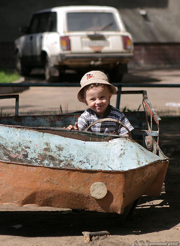 photo "The happiest motorist:)." tags: humor, misc., genre, Europe, children, summer