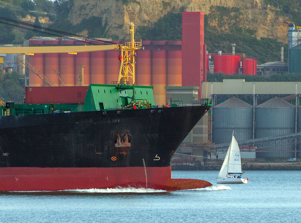 photo "Size Matters" tags: sport, architecture, landscape, Lisbon, harbour, ocean, portugal, water, yachts