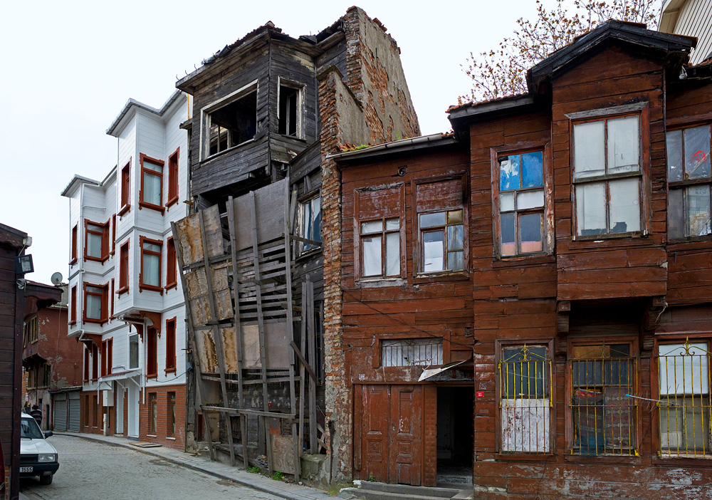 photo "Houses" tags: architecture, Стамбул, старые дома