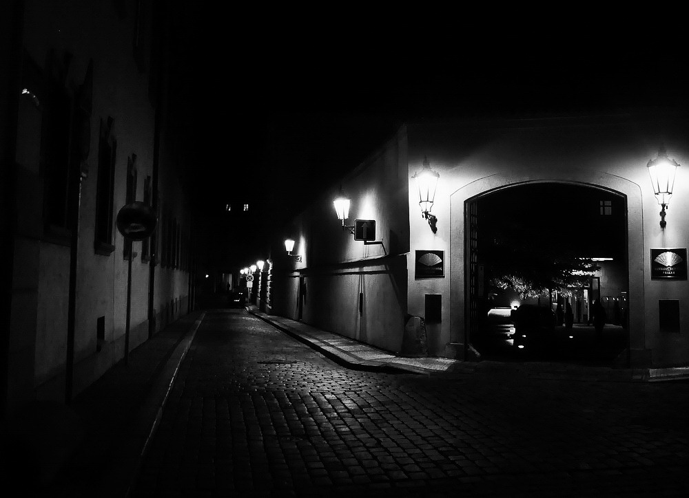 photo "Hочная улица и ворота" tags: black&white, Prag, Prague, Praha
