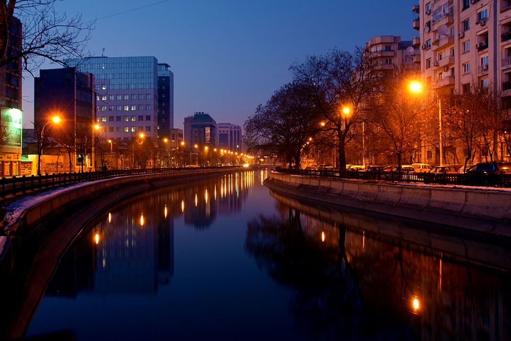 фото "***" метки: архитектура, night, Бухарест, осень, отражения, река