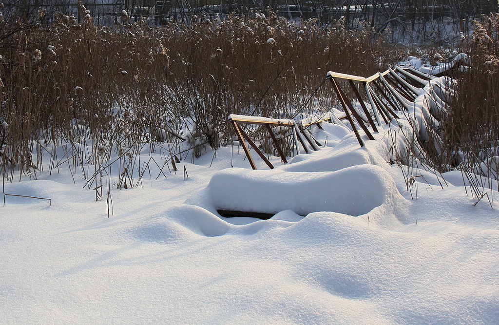 фото "Заброшенный мост" метки: пейзаж, природа, зима, мост, снег, солнце, сугробы, холод