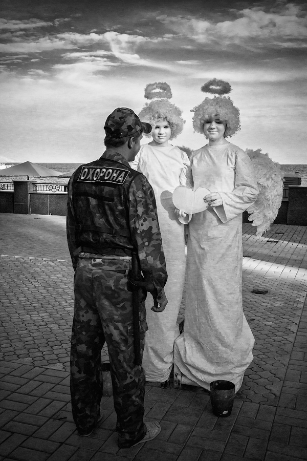 photo "***" tags: street, genre, black&white, жизнь людей, лица