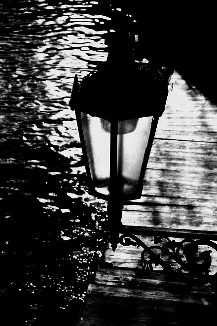 photo "Cумеречный фонарь" tags: black&white, Prag, Prague, Praha