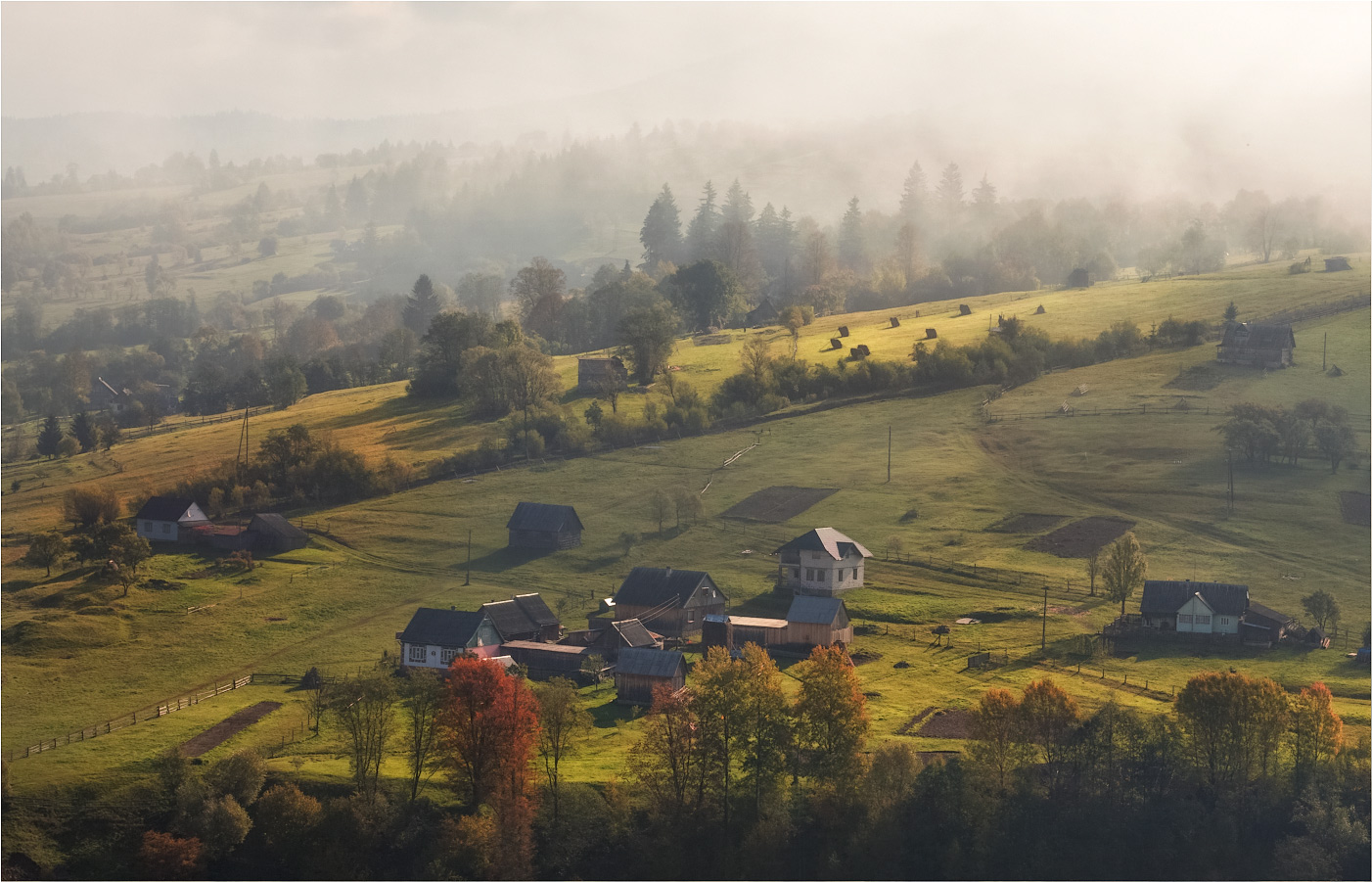 photo "***" tags: landscape, travel, nature, autumn, fog, morning, mountains, Карпаты, домик