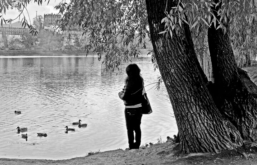 photo "At the monastery pond" tags: genre, street, black&white, 