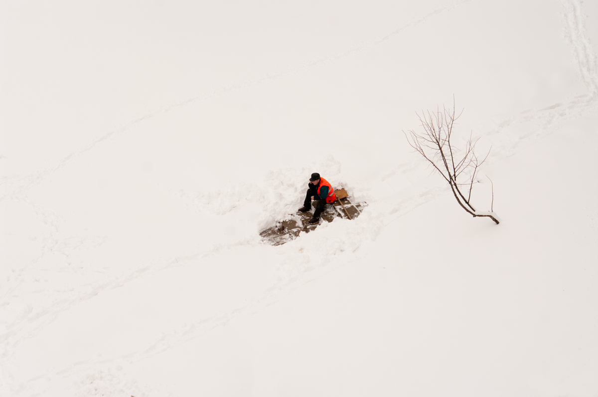 photo "***" tags: genre, Europe, man, road, snow, winter, Литва, Новый Год, балкон, шедевр