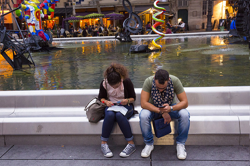 photo "Couple" tags: city, street, travel, Art, Paris, center, colorful, couple, light, lightening, pool, reflection, sculpture, sumer, tourist, Город, скамья