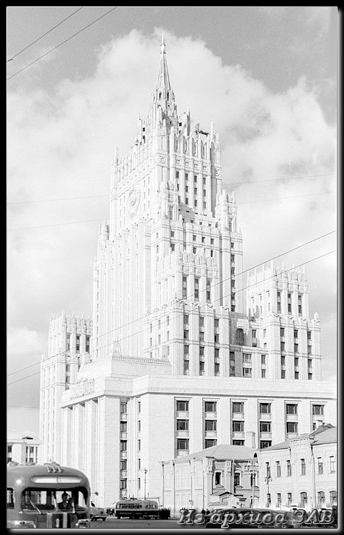 photo "Ministry of Foreign Affairs" tags: black&white, architecture, landscape, Europe, building, clouds, people, road, summer, tower, Москва 50-ых