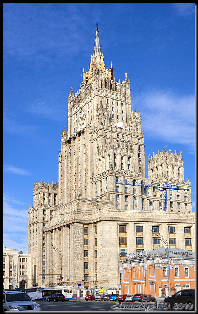 photo "The modern version of the MFA." tags: architecture, city, landscape, Europe, Moscow, building, people, road, summer, tower