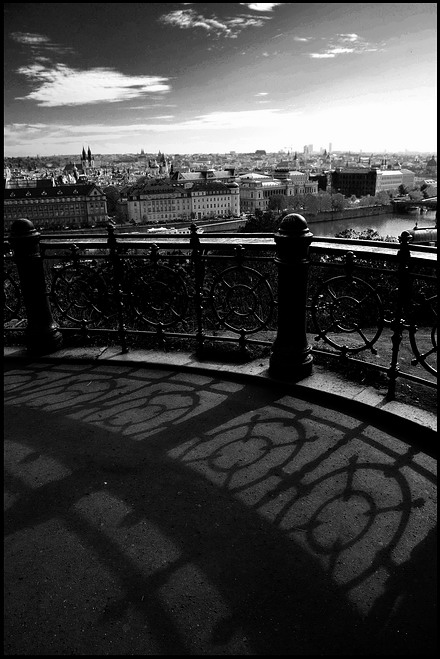 photo "Прага, перила и тени" tags: black&white, Prag, Prague, Praha