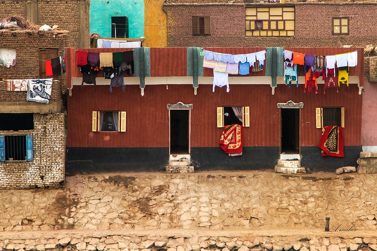photo "A house  in the road" tags: street, 