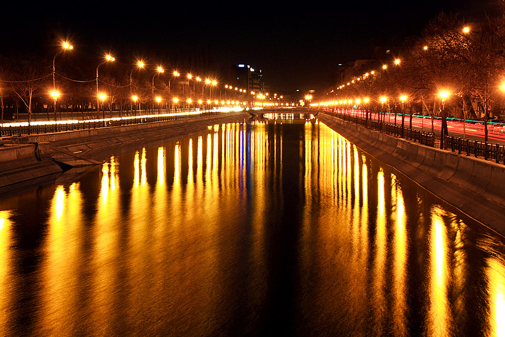 photo "***" tags: landscape, city, Bucharest, light, night, reflections, river