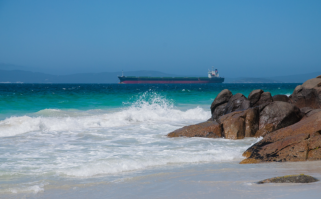 photo "***" tags: landscape, Sand, blue, ocean, rocks, sea, ship, sky