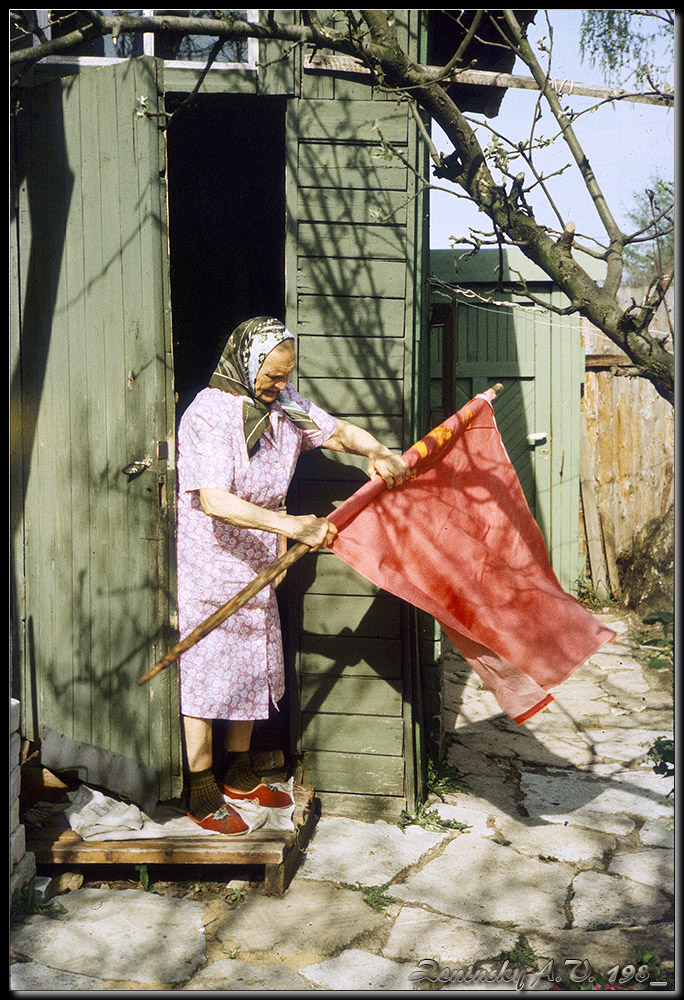 photo "Red flag" tags: misc., old-time, Europe, spring